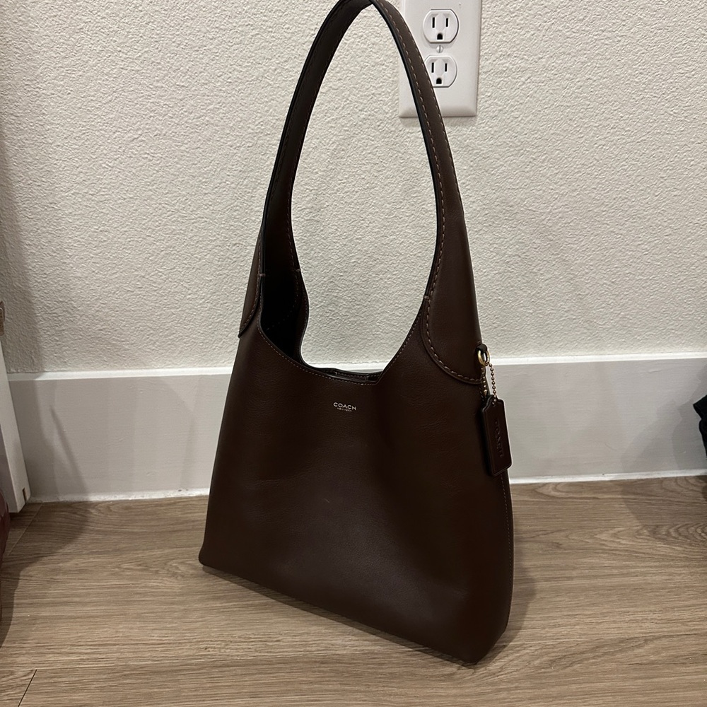Coach Brooklyn Shoulder Bag 28
natural grain leather/Brass/Maple